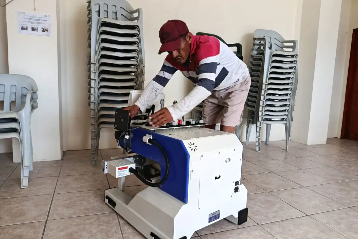 local 1 llegan máquinas para Aso de mujeres, La máquina bordadora cuando llegaba este martes 22 de julio al taller de la asociación.