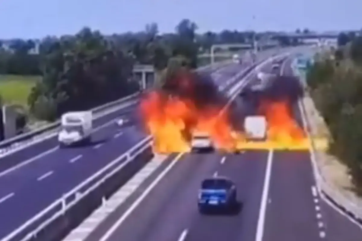 Una avioneta ultraligera se precipitó sobre una autopista en Azzano Mella, provincia de Brescia, al norte de Italia.
