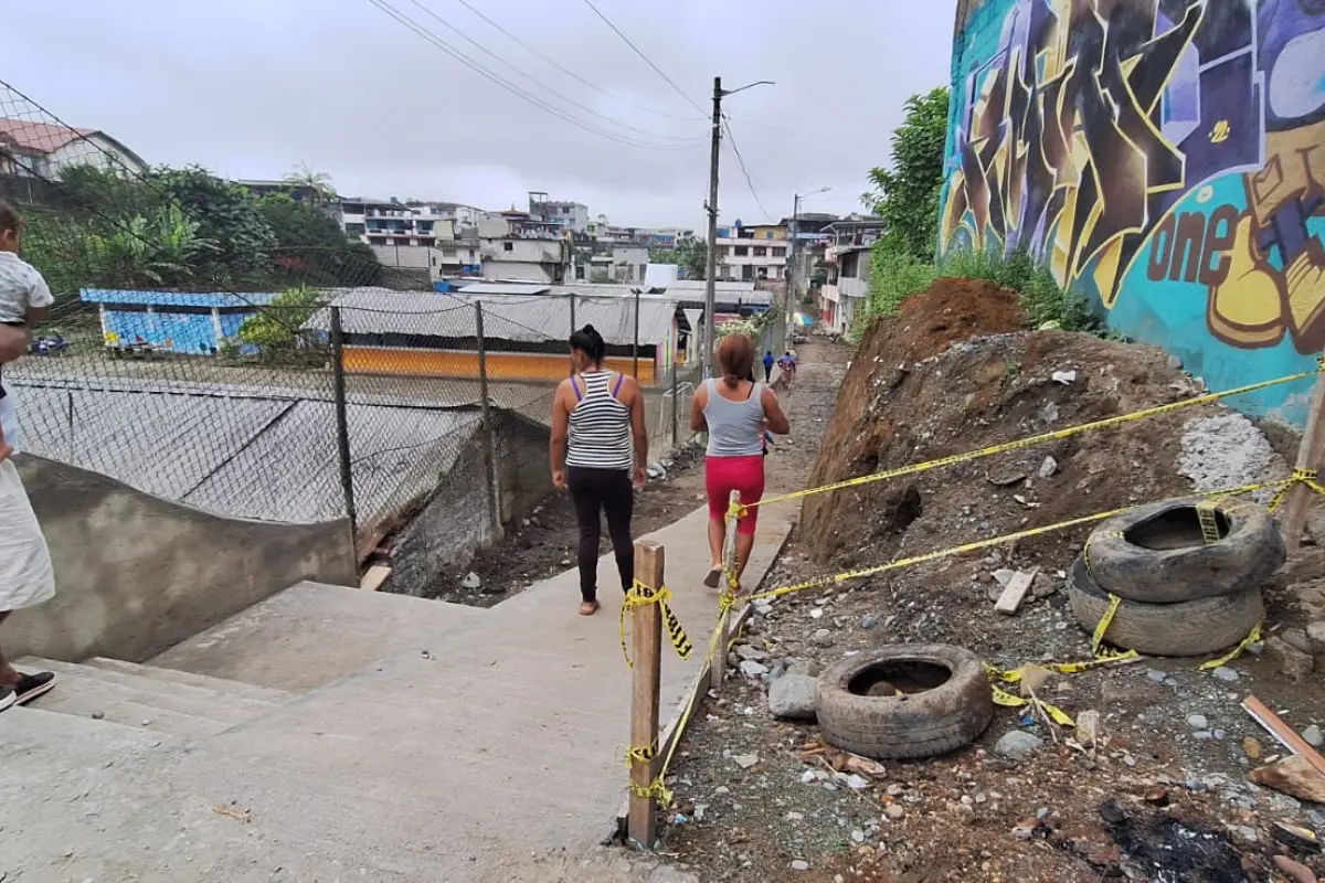 Adoquinado inconcluso afecta a estudiantes y comerciantes en calle Río Cajones