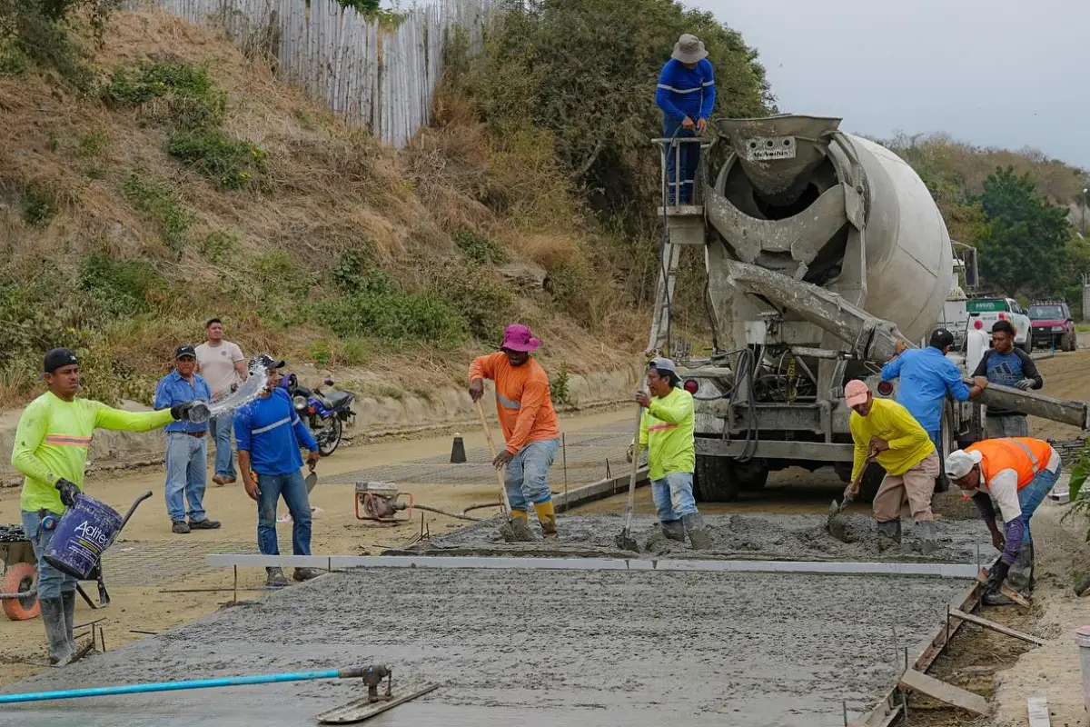 local 1 asfalto, En la ciudadela Azteca la obra avanzan pese a problemas con el asfalto; en este sector la calle es de hormigón armado.
