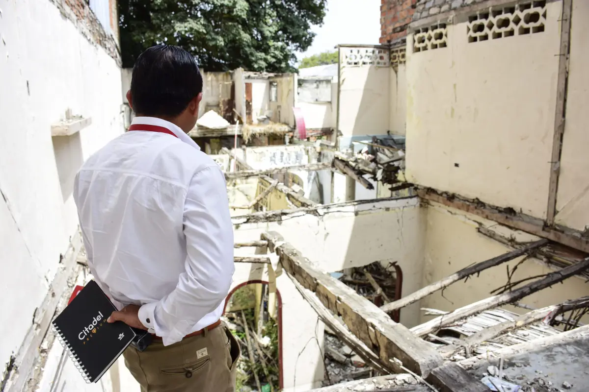 TERRENOS BALDÍOS SON OCUPADOS POR GENTE EN SITUACIÓN DE CALLE (5), Las casas quedaron destruidas en el terremoto del 2016 y han quedado inabitables.