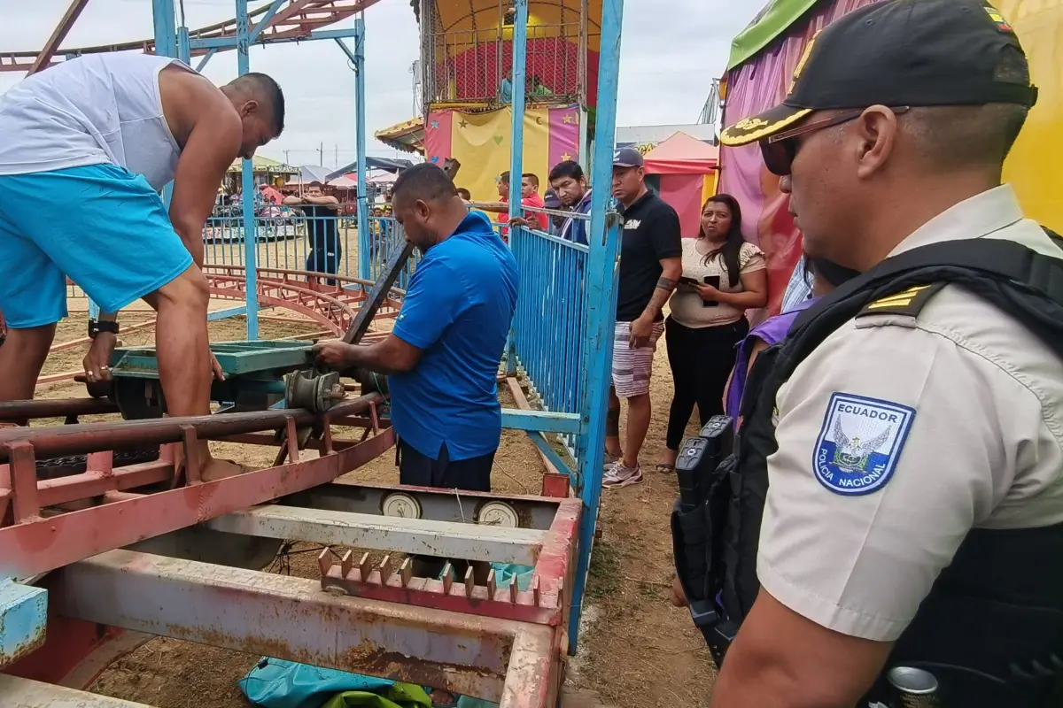 Las autoridades inspeccionan las reparaciones en el juego mecánico que sufrió desperfectos.