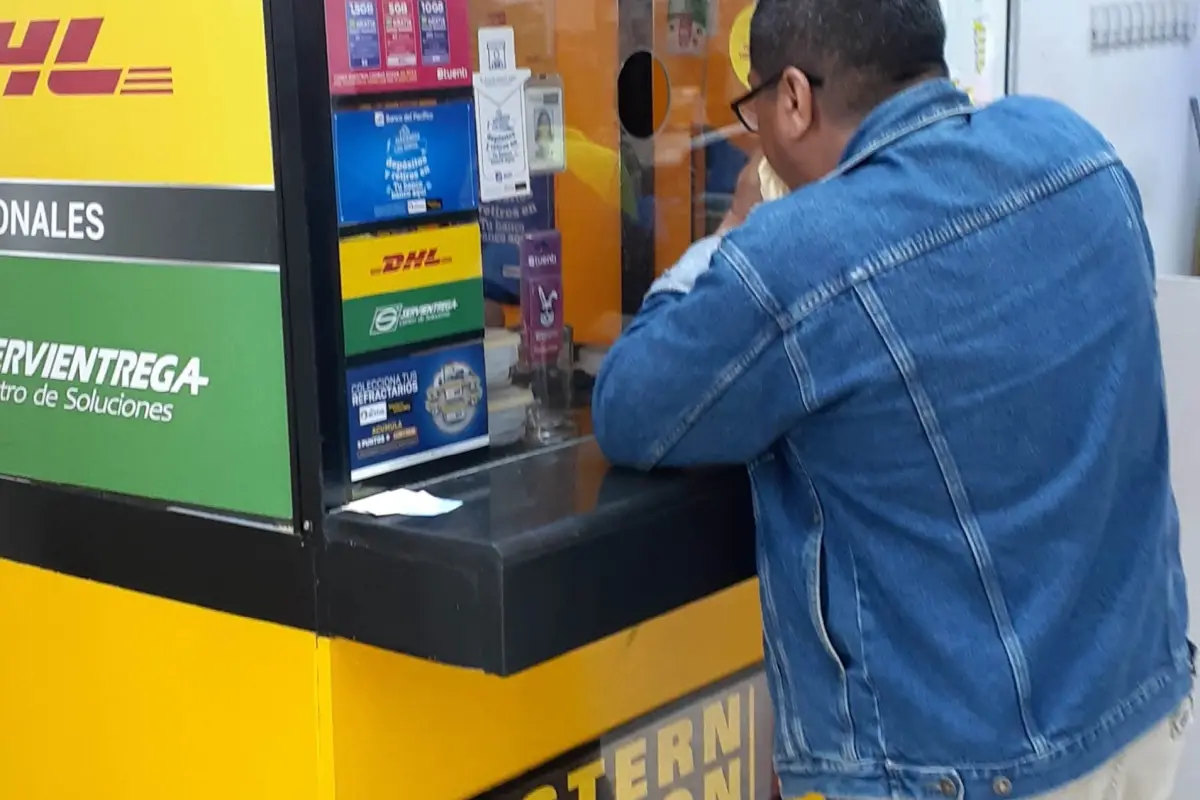 Familias en Ecuador reciben remesas enviadas desde Estados Unidos.