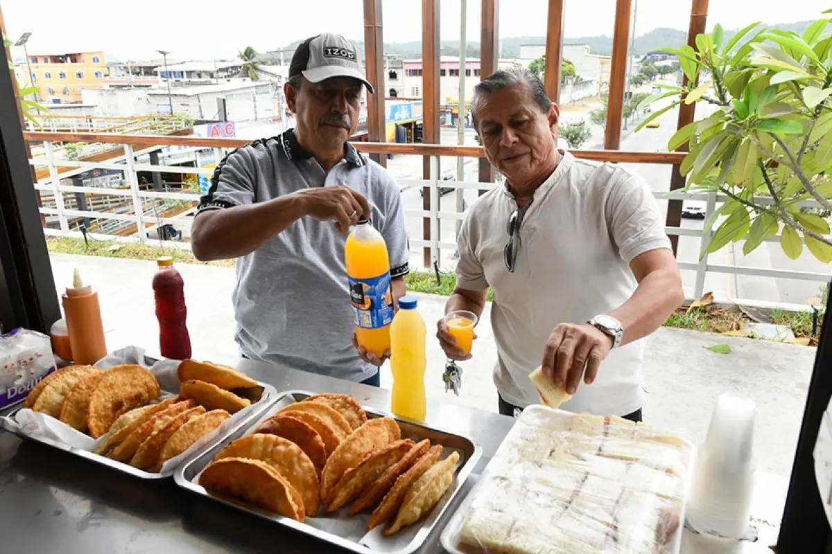 Seis quioscos municipales fueron entregados a familias de sectores vulnerables en Guayaquil para impulsar el comercio popular.