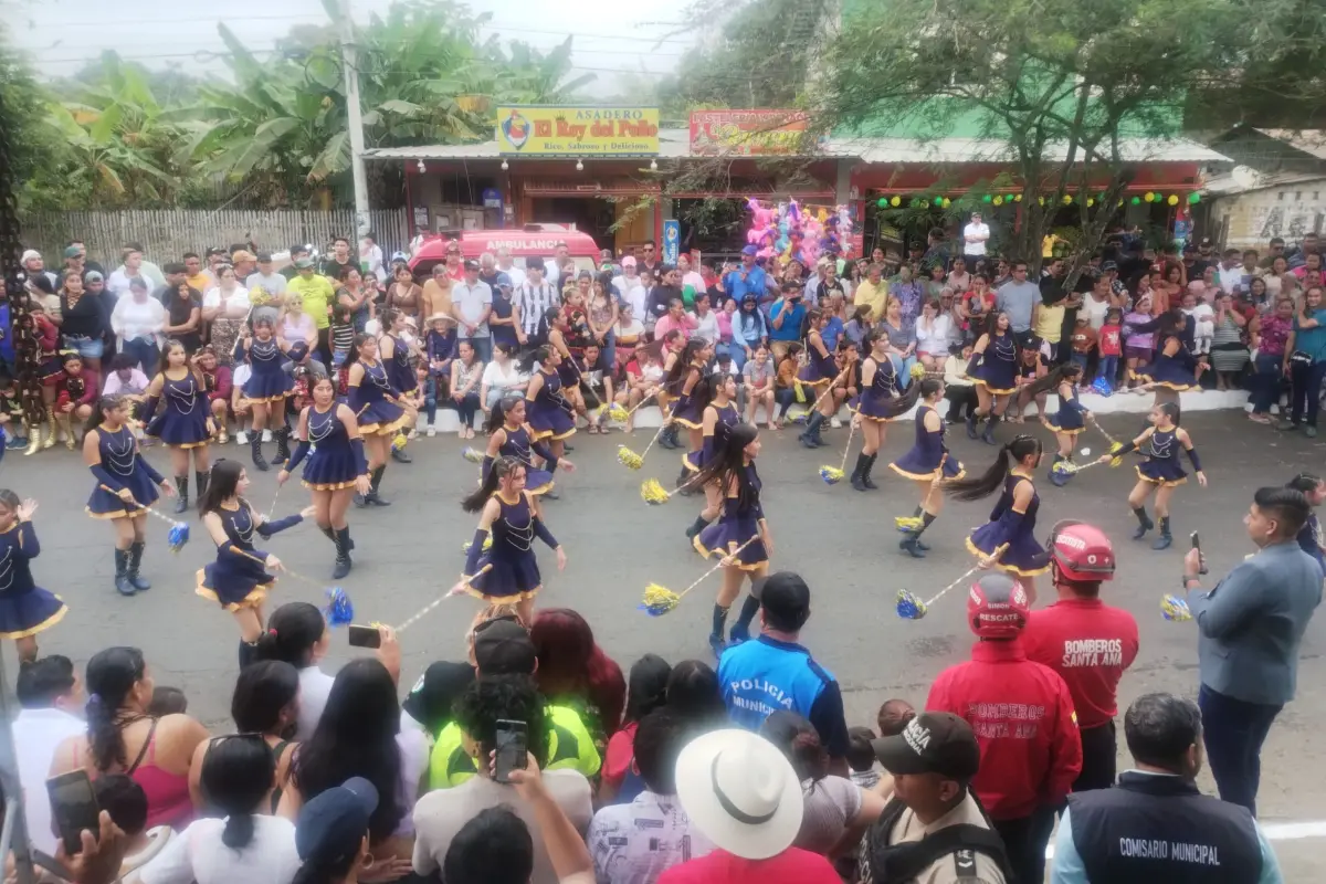 Estudiantes de varios planteles educativos participaron en el tradicional desfile.