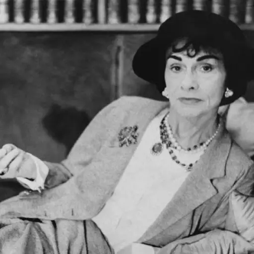 El legado de Coco Chanel: Una vida de moda, trabajo y controversia