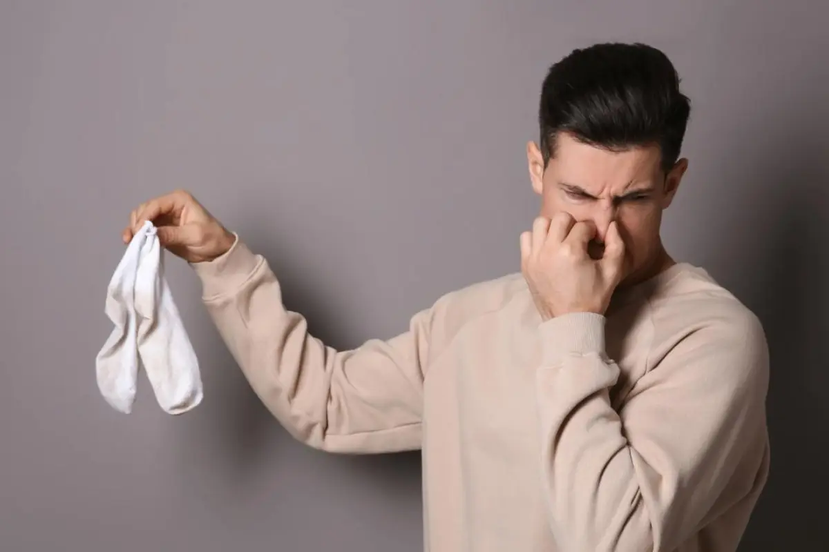 ¿Qué hábitos debes abandonar para decir adiós al olor en los pies?