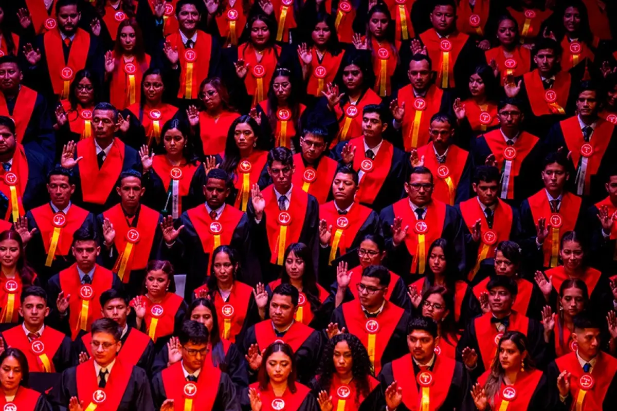 240 jóvenes guayaquileños culminaron estudios técnicos gracias a un programa municipal que impulsa carreras técnicas., 