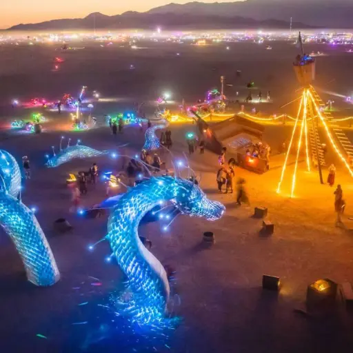 Mujer da a luz en el festival musical Burning Man sin saber que estaba embarazada