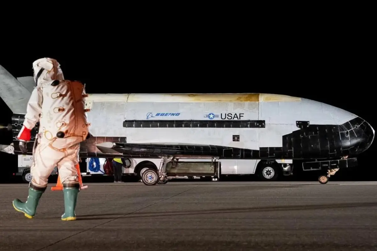 El avión espacial militar X-37B de Estados Unidos despegó desde el Centro Espacial Kennedy en Florida a bordo de un cohete Falcon 9.