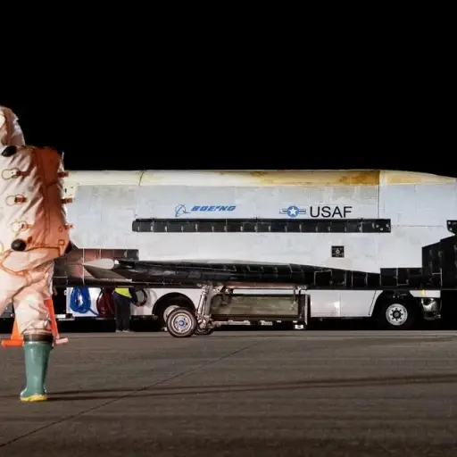 Avión espacial militar X-37B, de Estados Unidos, ejecuta una misión secreta con tecnología militar