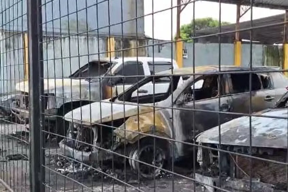 Incendio provocado en patio de vehículos alarma a Santo Domingo