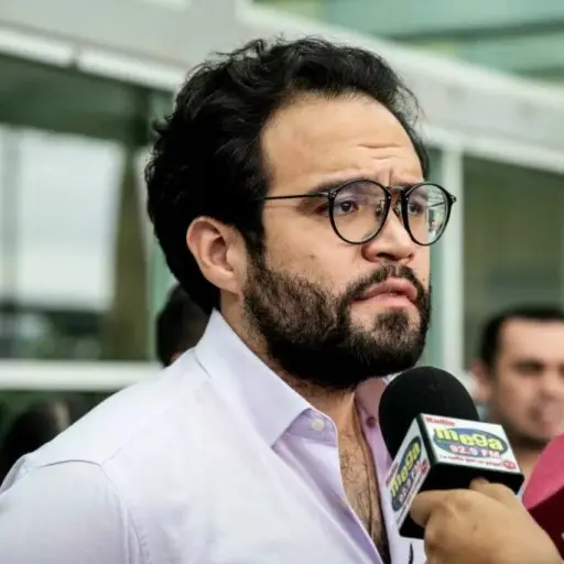 Edgar Lama destapa redes de corrupción que dominan el sistema de salud en Ecuador desde hace más de una década