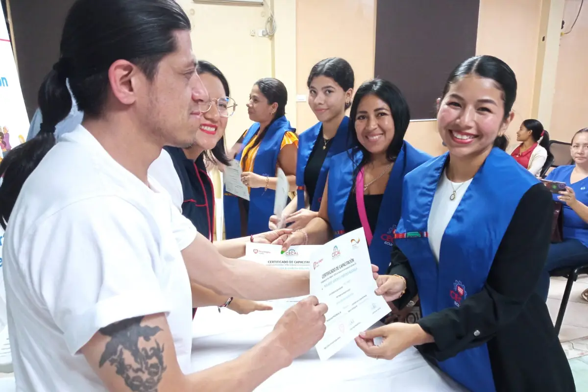 local 1 cursos panaderia, Un grupo de alumnos que se graduó recientemente en los cursos de emprendimiento que imparte Cecal, en Manta.