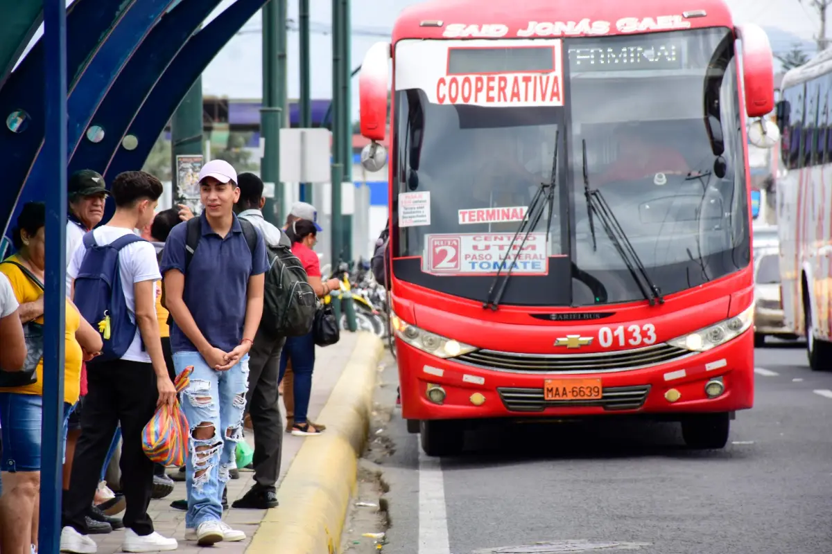 Transportistas de Portoviejo ajustarán frecuencias de buses para mitigar impacto por fin de subsidio al diésel