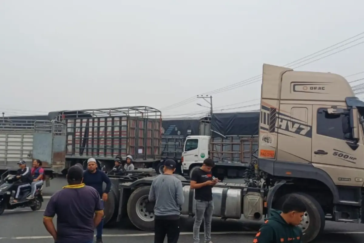 Transportistas cierran vías en varias provincia de Ecuador en rechazo a la eliminación del subsidio al diésel, decretado por el Presidente Noboa. (El Diario).