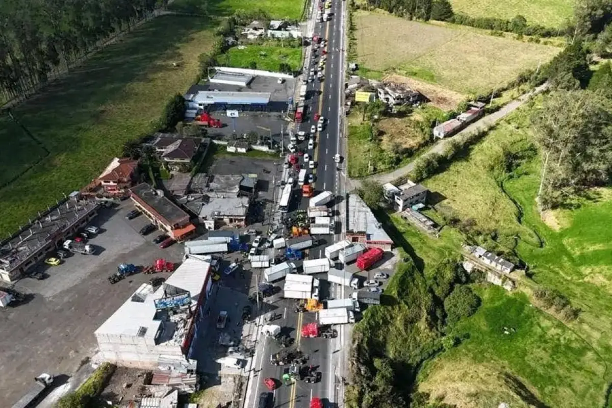 Caos vehicular en Quito transportistas cierran accesos a Calderón y Carapungo por el precio del diésel