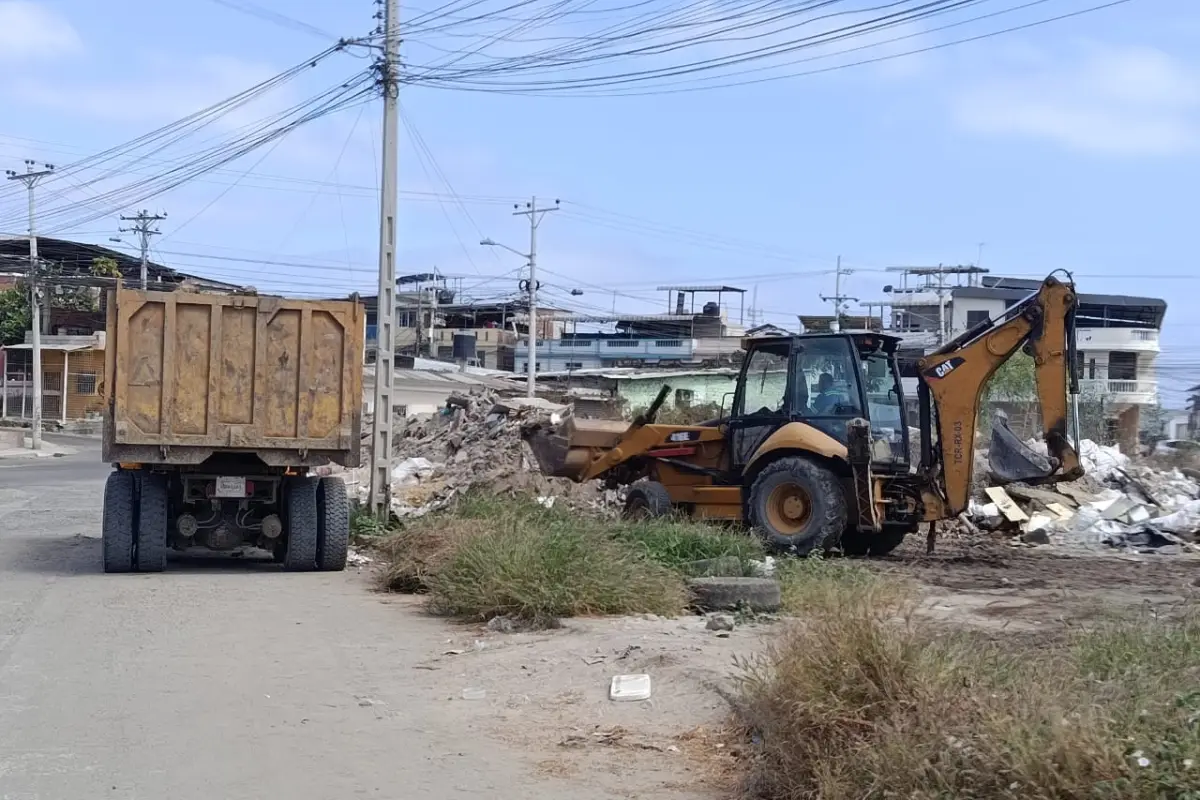 local 1 limpieza y retiro de escombros, El retiro e escombros arrancó este viernes; moradores esperan que el trabajo se concluya y ya no se permita acopiar escombros allí.