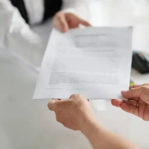 Intentó retirar 40.000 dólares con documento falso en Quito y fue detenido
