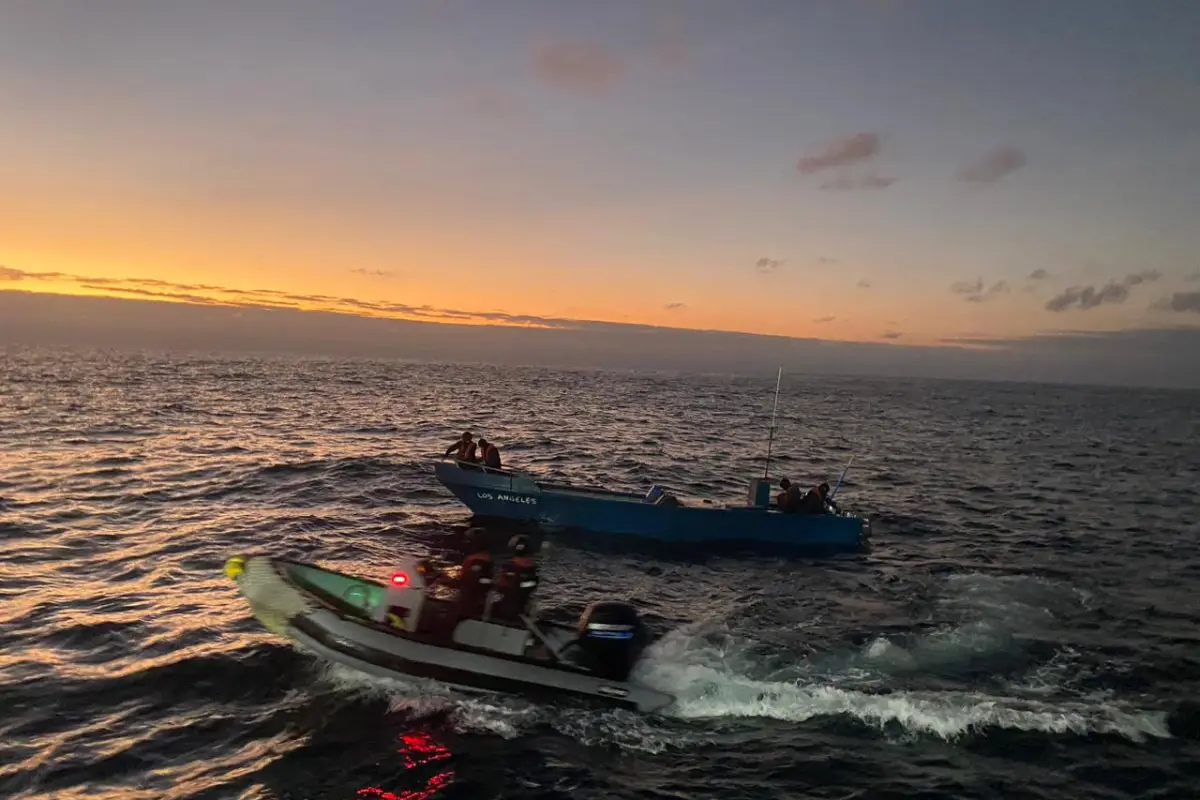 Operativo naval en Manabí frustra contrabando de combustible ligado al narcotráfico by 16, 