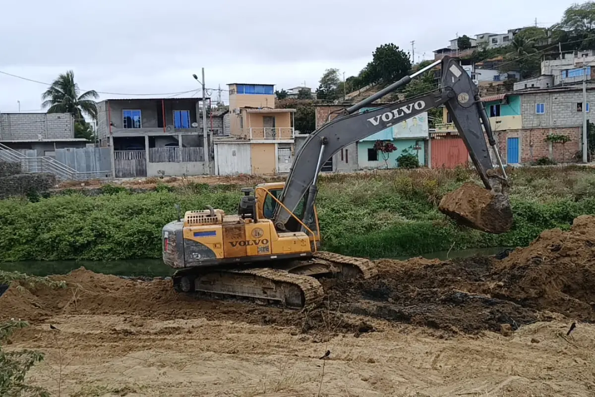 Aguas de Manta desazolva el río Manta para prevenir inundaciones; trabajo se realiza en el barrio 5 de Junio by 30, 