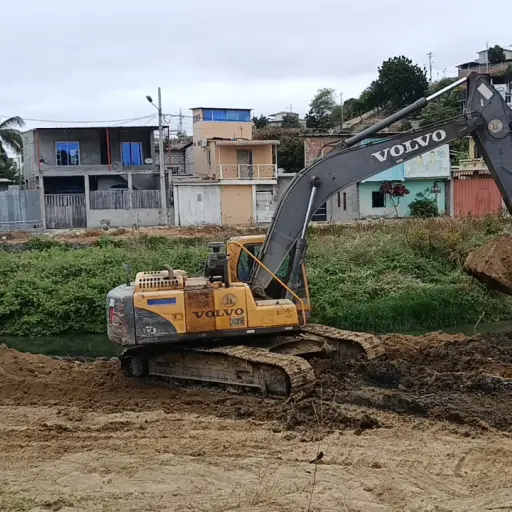 Aguas de Manta desazolva el río Manta para prevenir inundaciones; trabajo se realiza en el barrio 5 de Junio