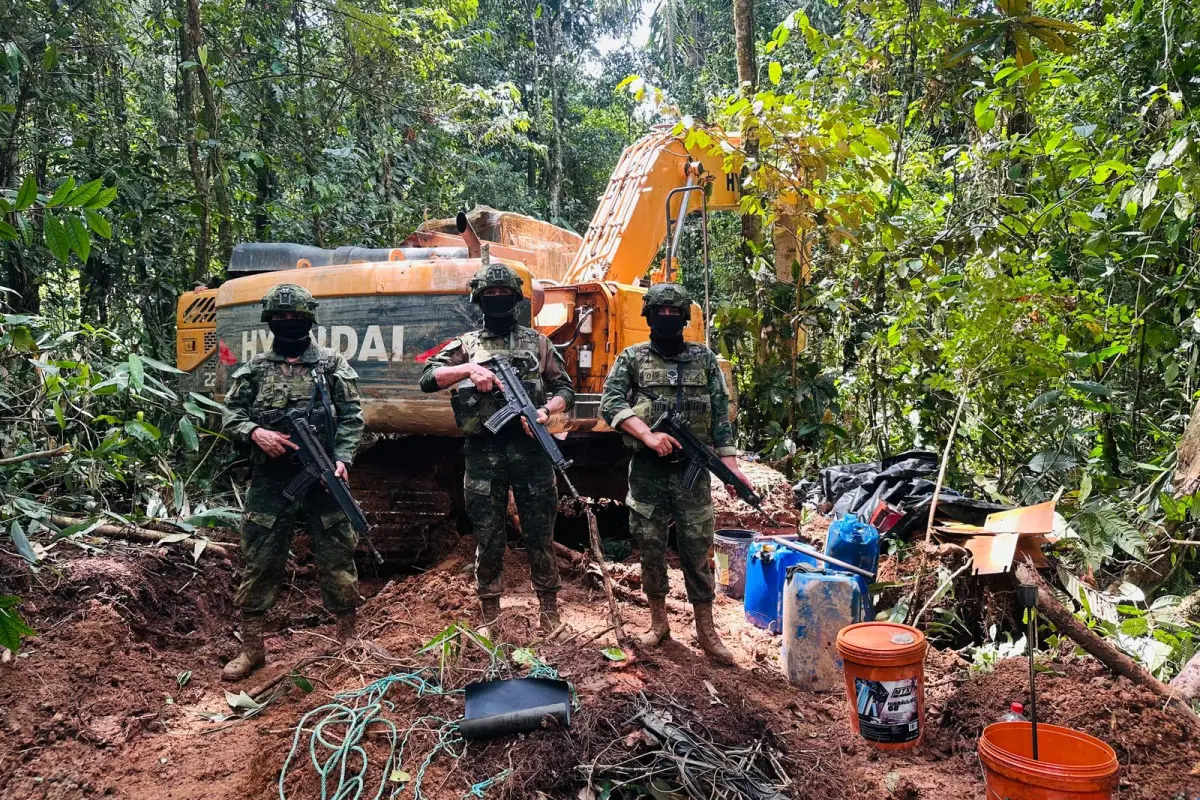 Fuerzas Armadas desmantelan campamento de minería ilegal en Río Punino, 