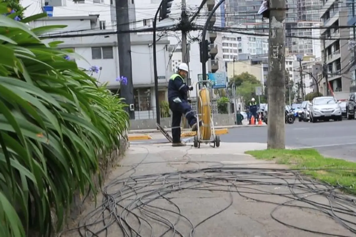 Adiós a los “tallarines” de cables: así luce ahora La Pradera en Quito by 41, 