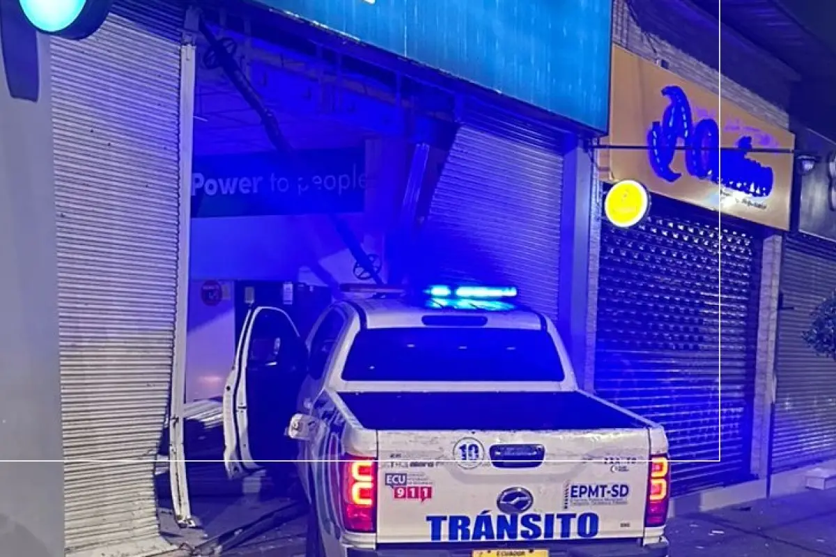 Fuerte accidente en Santo Domingo: camioneta oficial terminó incrustada en almacén