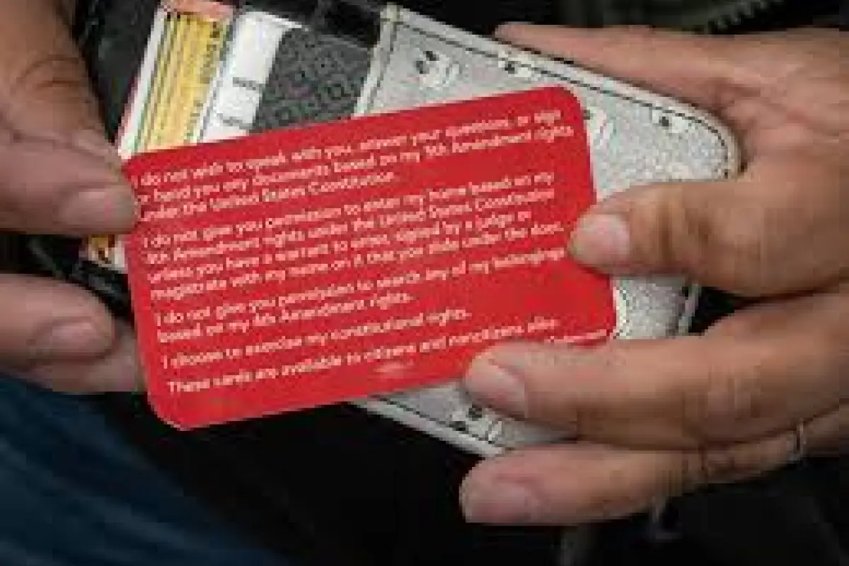 La “tarjeta roja” se ha convertido en un recurso clave para que migrantes, incluidos ecuatorianos, hagan valer su derecho a guardar silencio