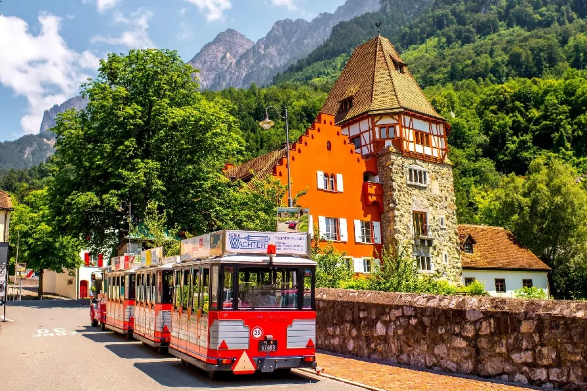 Liechtenstein, un microestado alpino entre Suiza y Austria, se distingue como uno de los países más ricos del mundo.