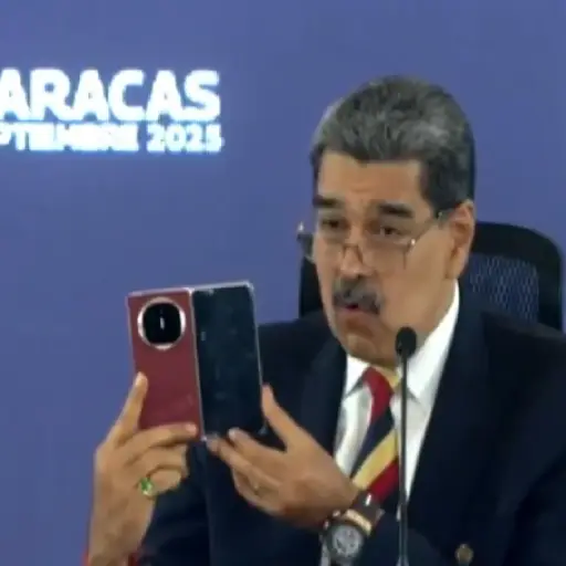 Nicolás Maduro presume teléfono Huawei regalado por Xi Jinping: “No lo pueden intervenir los gringos”