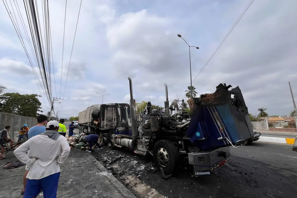 Un camión cargado de bebidas gaseosas se incendia en la vía Crucita-Portoviejo