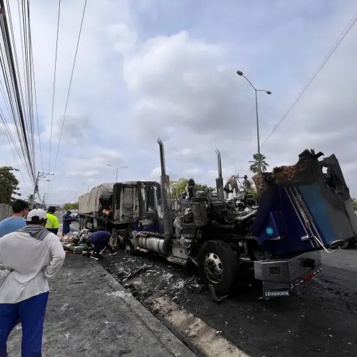 Un camión cargado de bebidas gaseosas se incendia en la vía Portoviejo - Crucita