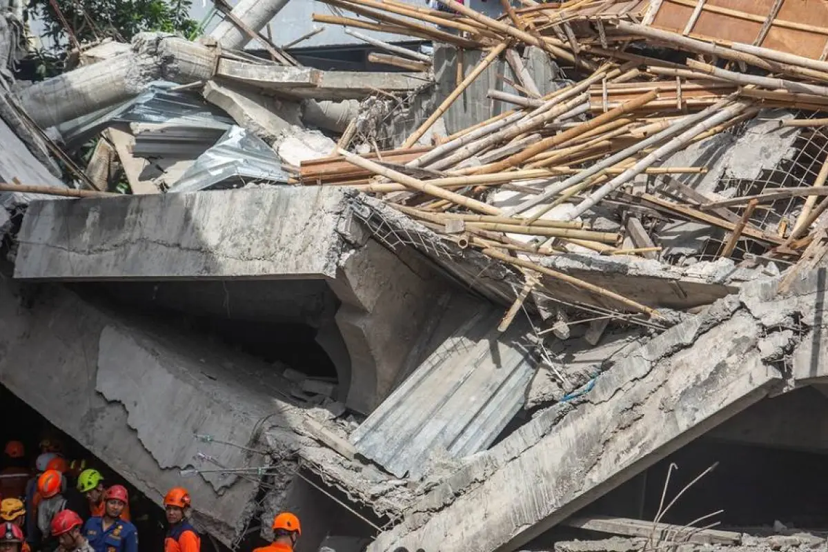 Tragedia en Indonesia: rezaban en la escuela cuando el edificio se desplomó