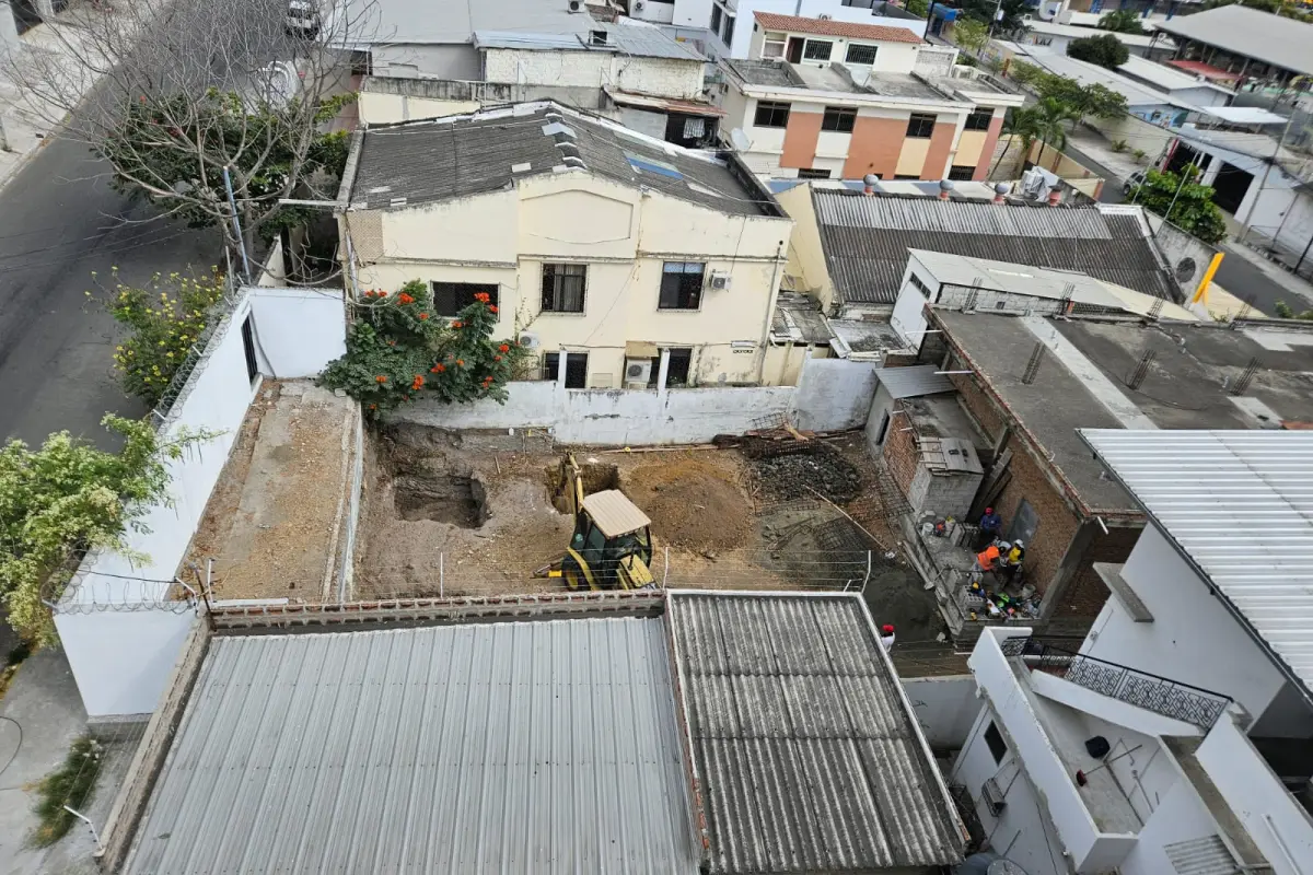 local 1 principal antena, Terreno donde iniciaron los trabajos para instalar una antena de telecomunicaciones en la avenida 6 y calle 15; moradores exigen suspensión y que se reubique la antena.
