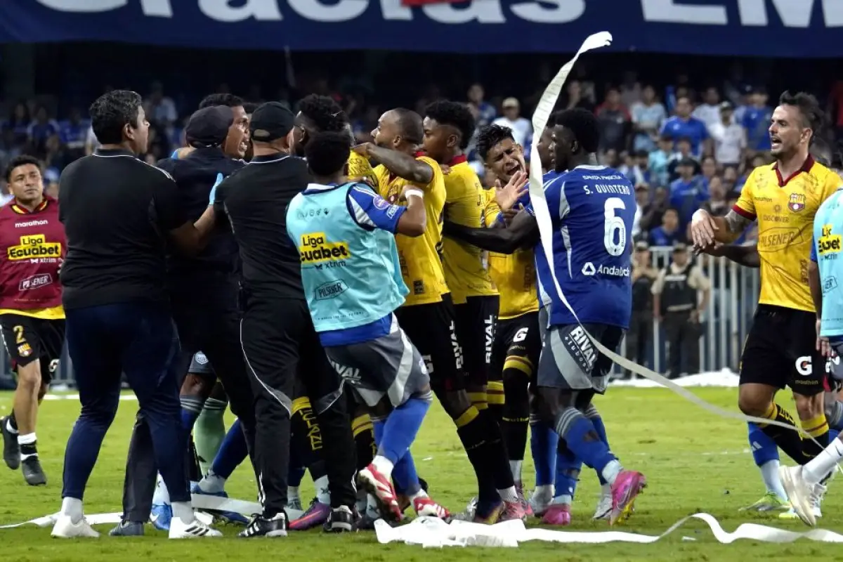 Emelec desiste de acción de protección contra sanción de LigaPro por incidentes en el Clásico.