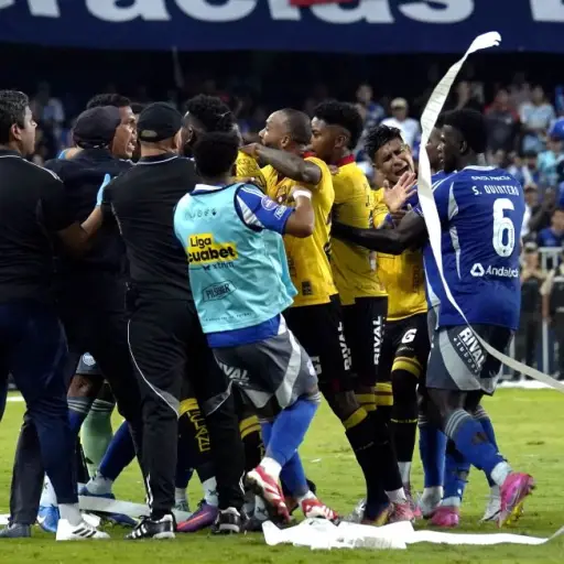 Emelec desiste de acción de protección contra sanción de LigaPro por incidentes en Clásico del Astillero