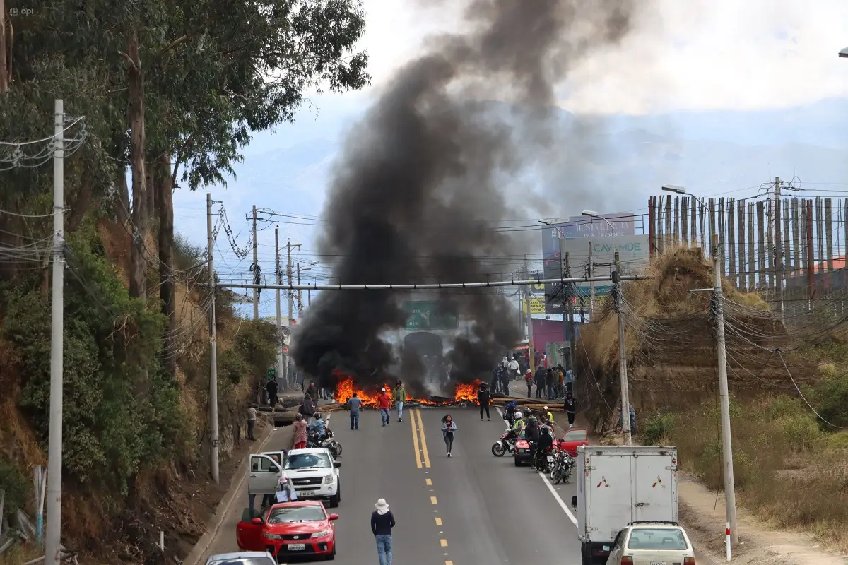 Incidentes entre manifestantes que apoyan al paro convocado por la Conaie que mantenían la vía cerrada y la fuerza pública que desalojo para posibilitar el tránsito en la despejó en el sector de la Y de Tabacundo, donde también hubo detenidos. Fotos: API.