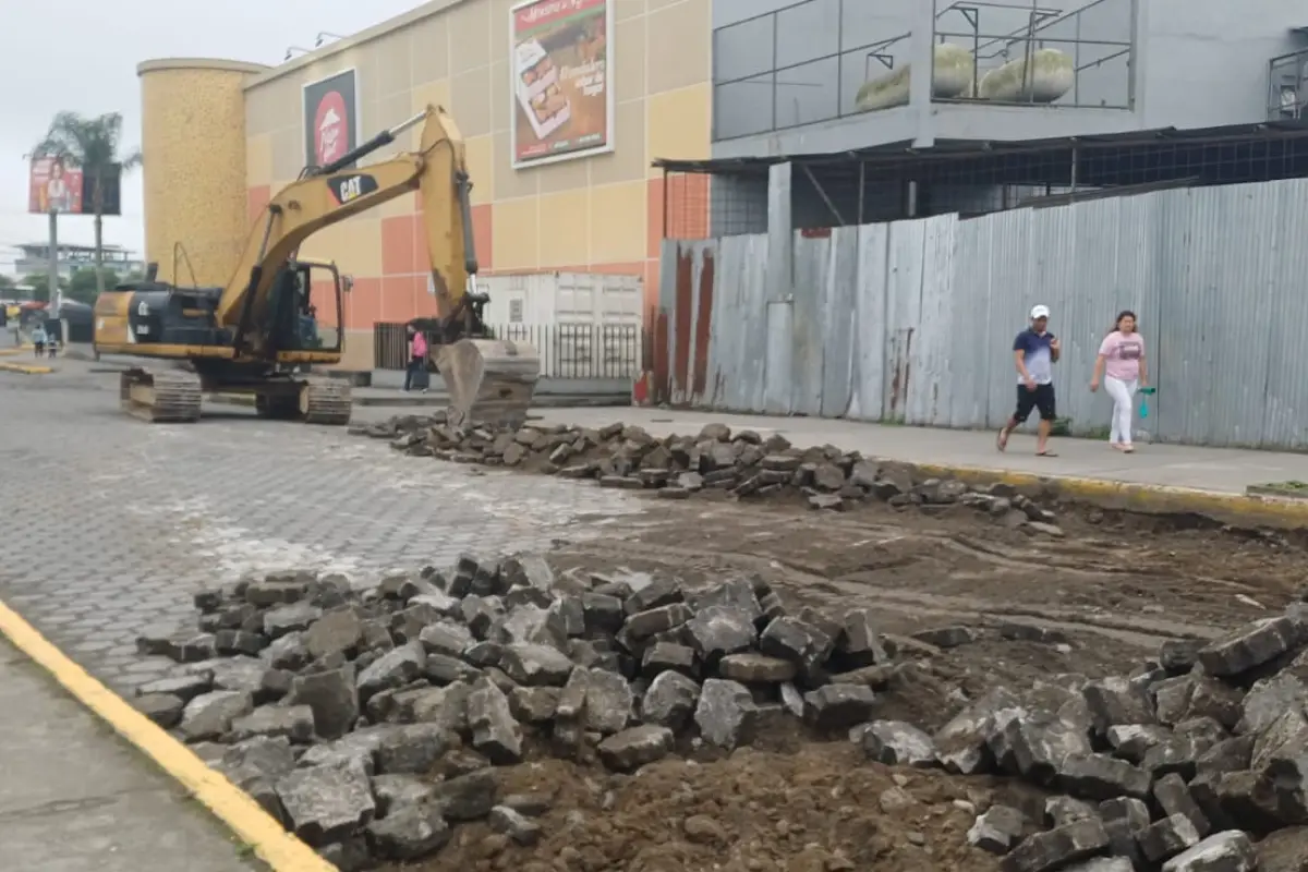 Tránsito en Santo Domingo se modifica por retiro de adoquinado en la avenida Las Delicias