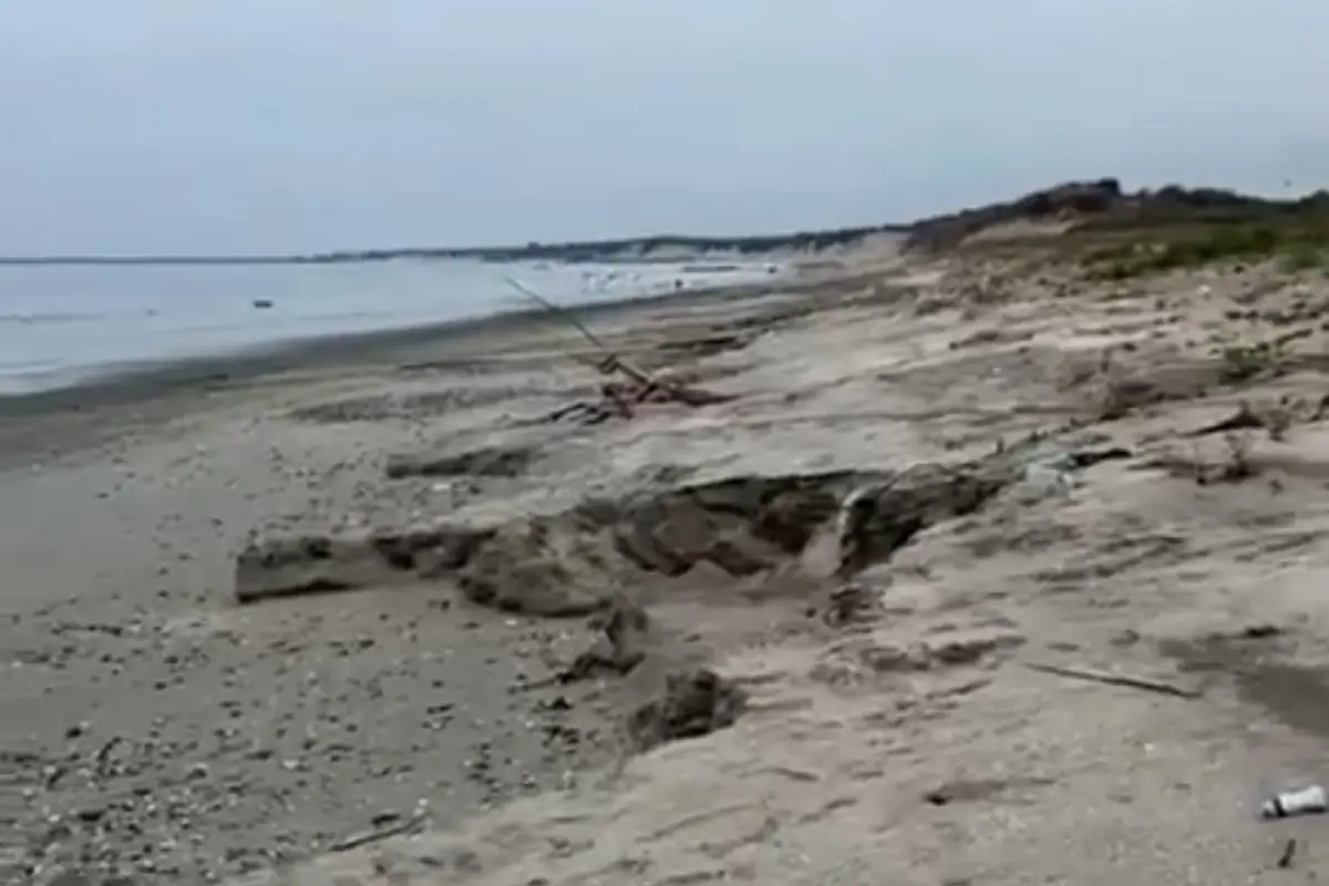 local 1 extraccion arena, Sobre la arena se observan las huellas de las llantas de camiones y el desnivel notorio en la arena de la playa de Los Esteros. 