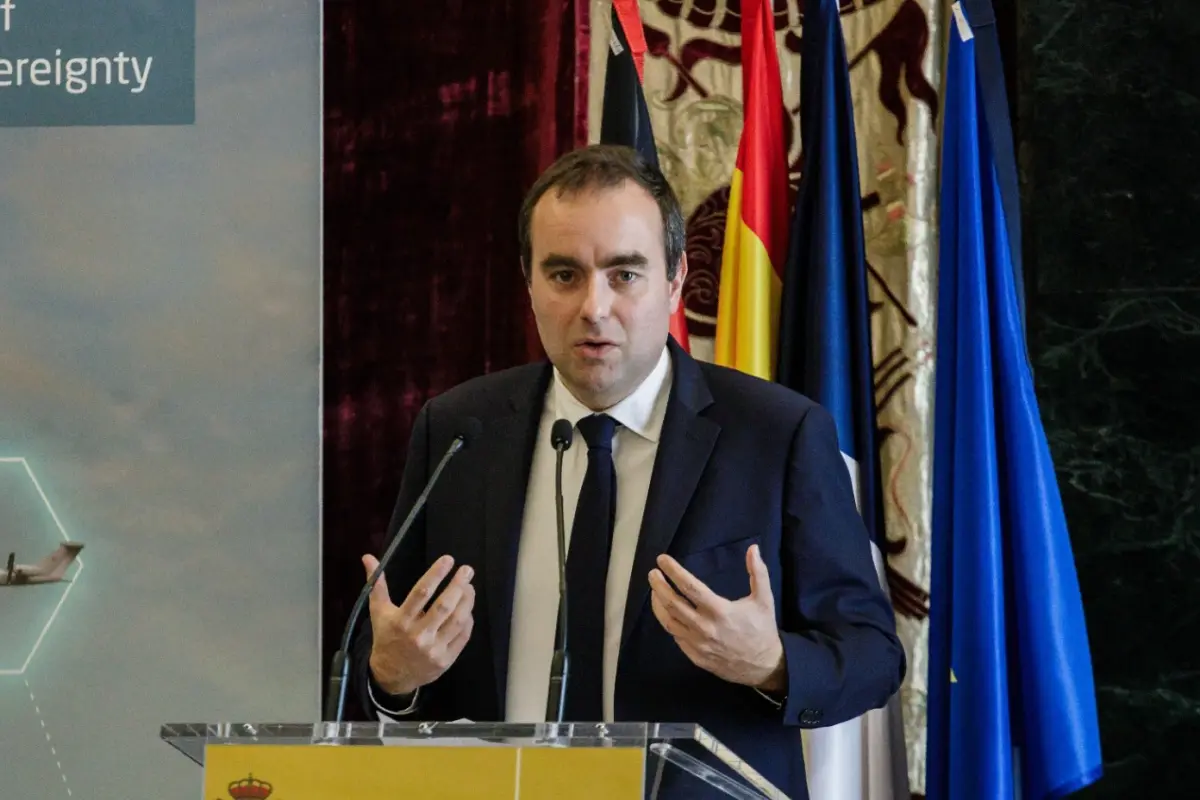 Francia aplaza la polémica reforma de pensiones para calmar la crisis política.