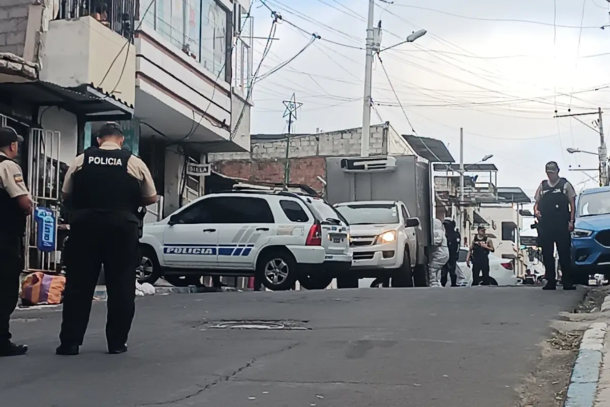Un guardia de seguridad fue asesinado en plena vía del barrio Tarqui, en Manta. La Policía recogió 13 indicios balísticos