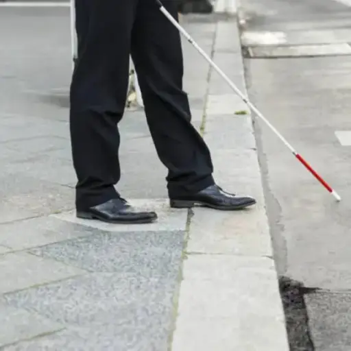 Hombre fingió ceguera durante 50 años para cobrar pensión por discapacidad en Italia