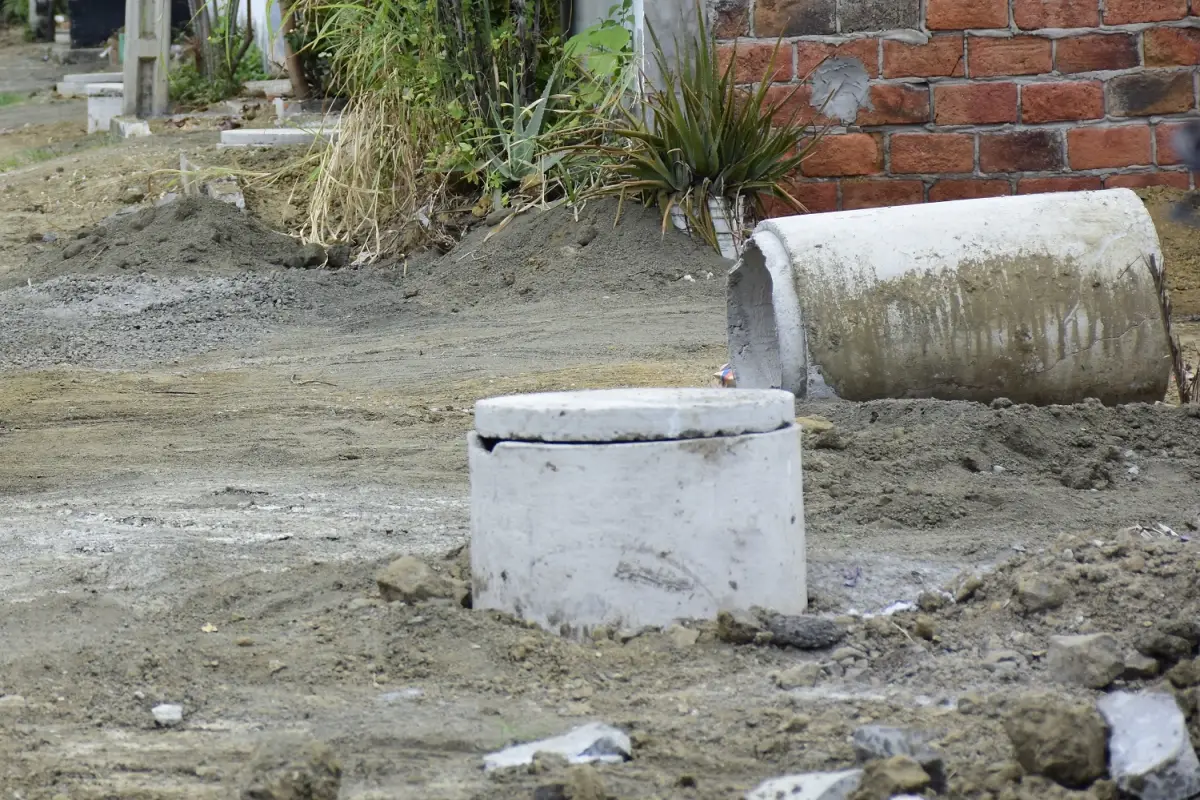 Imagen referencial que muestra una alcantarilla en construcción en una calle de la ciudad de Portoviejo,  