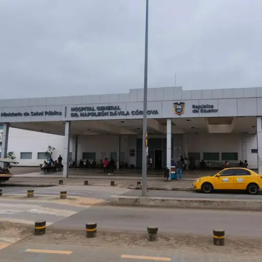 Chone: Deudas acumuladas dejan sin servicio de guardianía y limpieza al Hospital Napoleón Dávila y al Centro de Salud Tipo C