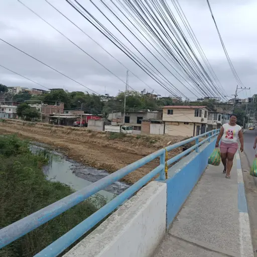 Moradores de tres barrios de Manta están inconformes por limpieza incompleta del cauce del río Manta