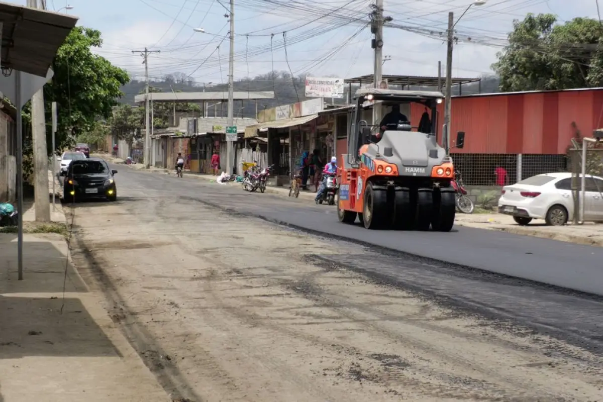 ¡Por fin! El Florón se despide del polvo y los charcos: La calle 21 de Diciembre se transforma