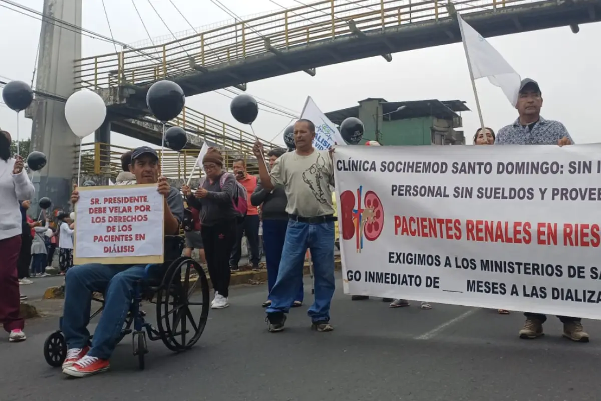 Pacientes renales de Santo Domingo protestan por falta de pago del Ministerio de Salud