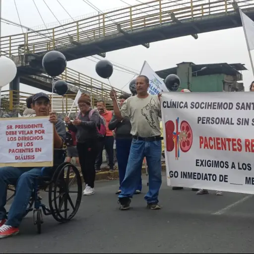 Pacientes renales de Santo Domingo protestan por falta de pago del Ministerio de Salud
